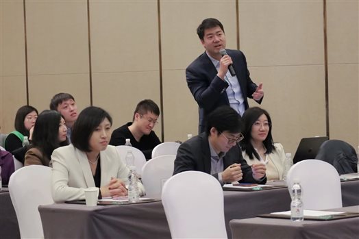 会议室里的人们
AI 生成的内容可能不正确。